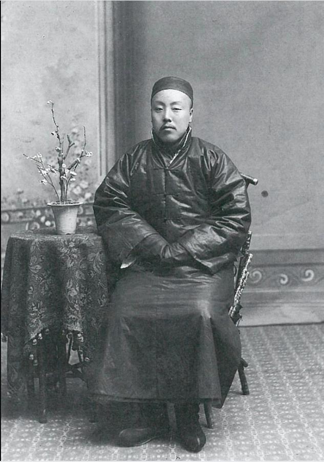 1909年，时任奉天府主席吴莲伯的庄重形象。
照片拍摄于专业照相馆内，地面铺着带