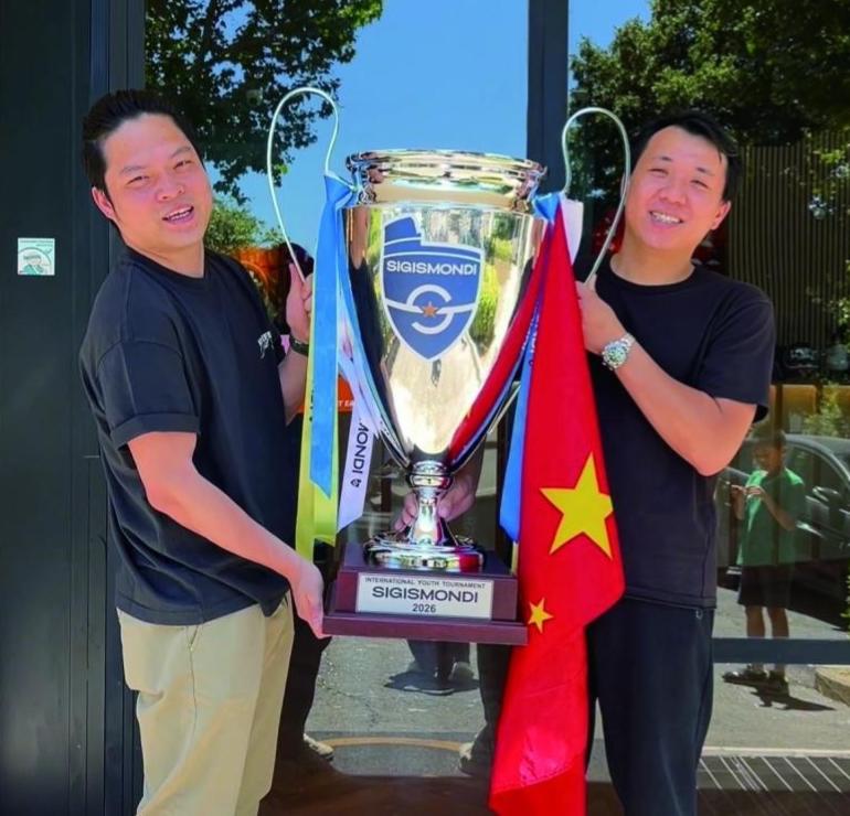 全网唏嘘！少年足球队在欧洲赛场创造历史，捧回沉甸甸的冠军奖杯，这本该是举国欢庆的