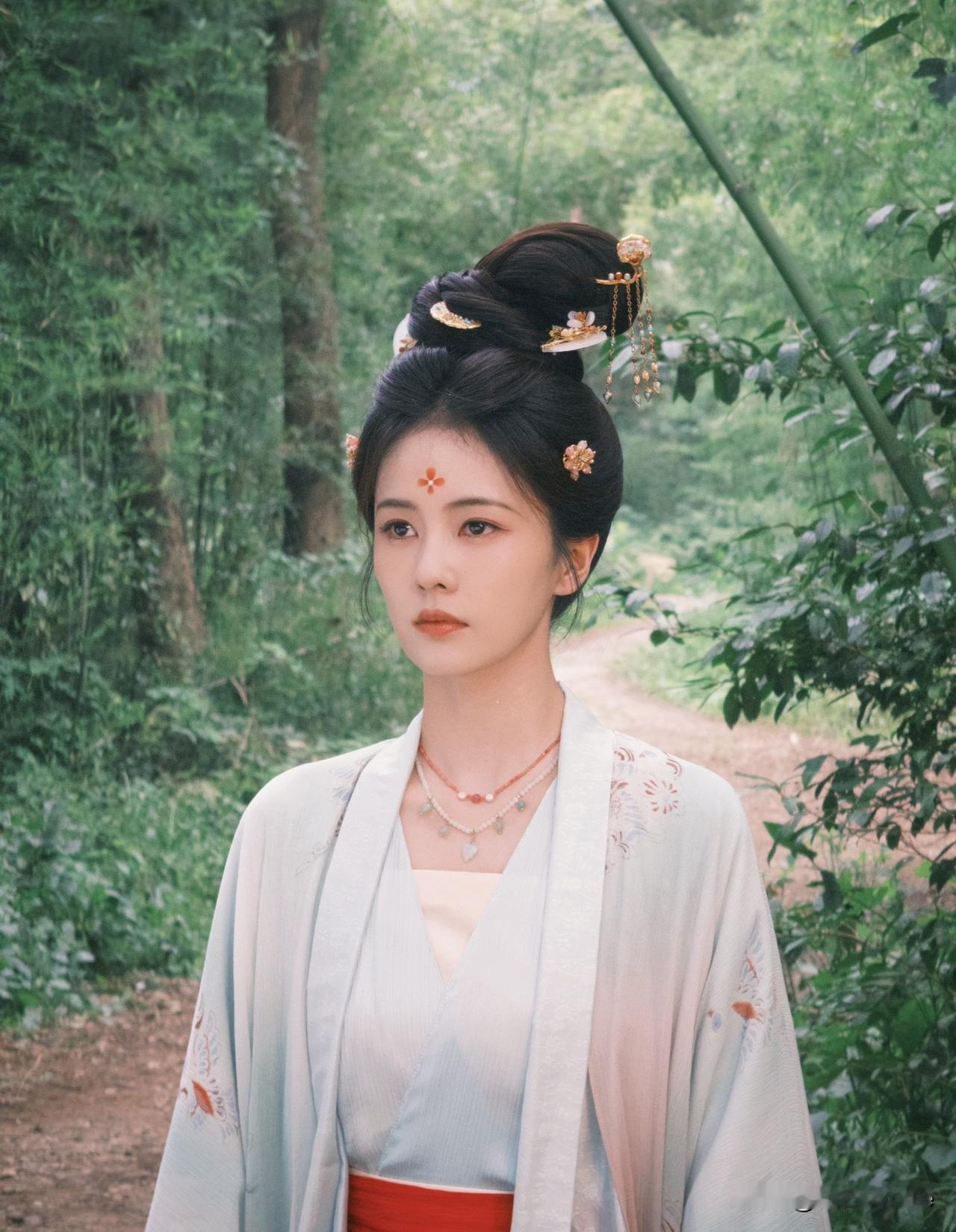 6月7日，白鹿《莫离》剧宣风波！
白鹿红稿博主发文控诉白鹿莫离剧宣团队，只找白鹿
