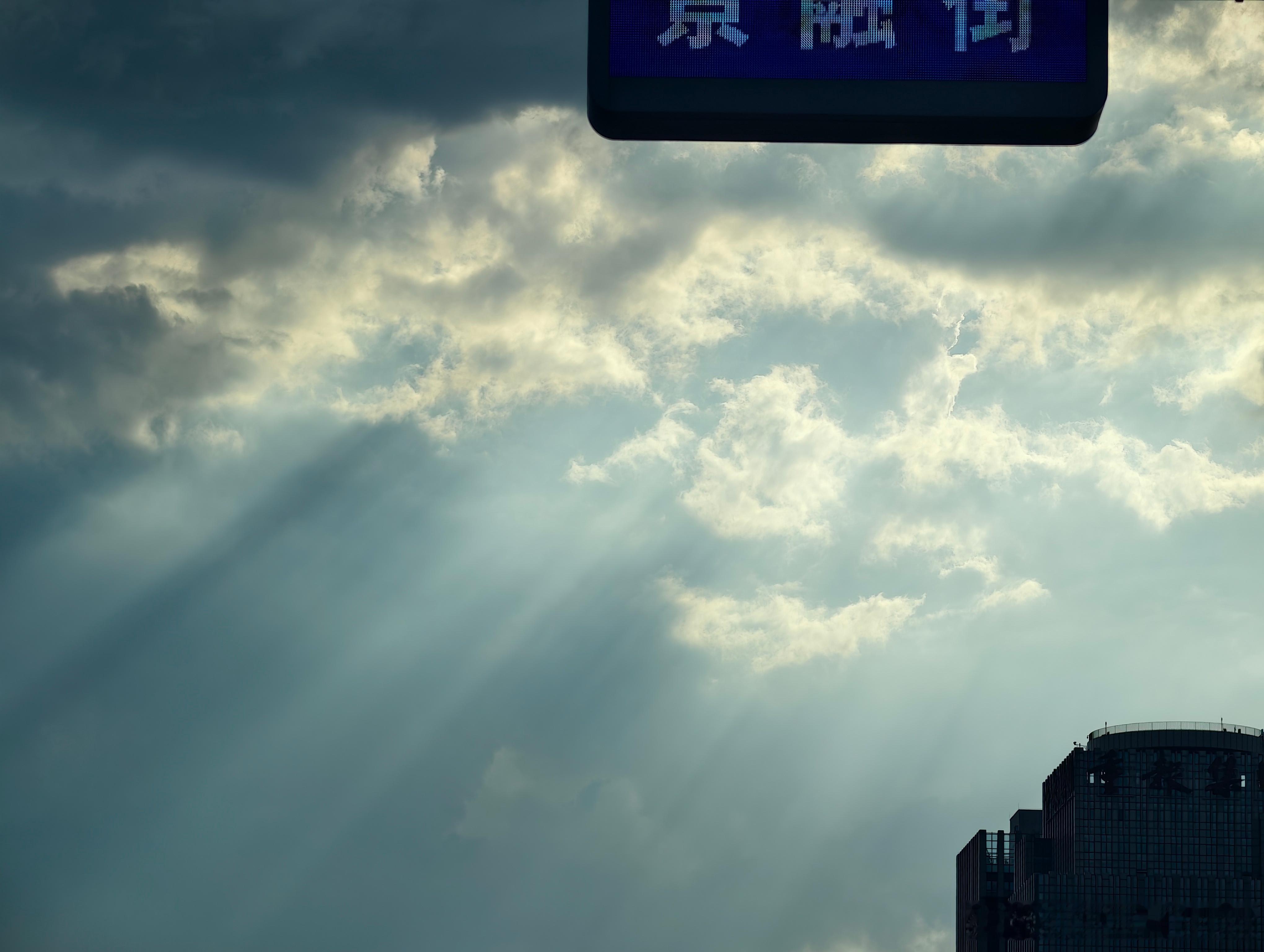 真好啊那道光刺破了云层照在了你周一上班的脸上我与汽车的日常