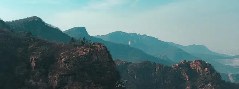 看到“水深千尺终有底”这个上联，我脑海里立马浮现出“山高万仞亦无顶”这句下联。上