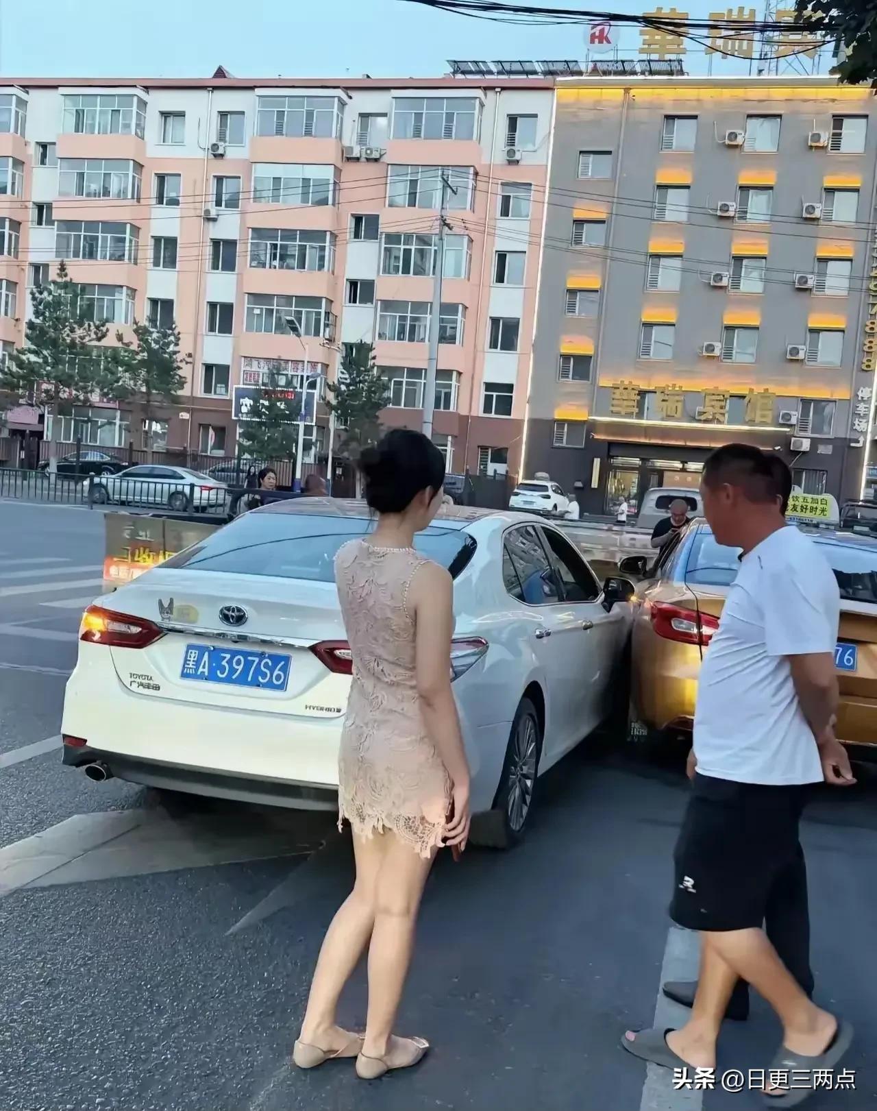 要是你的车和美女别剐蹭了，你会怎么办？