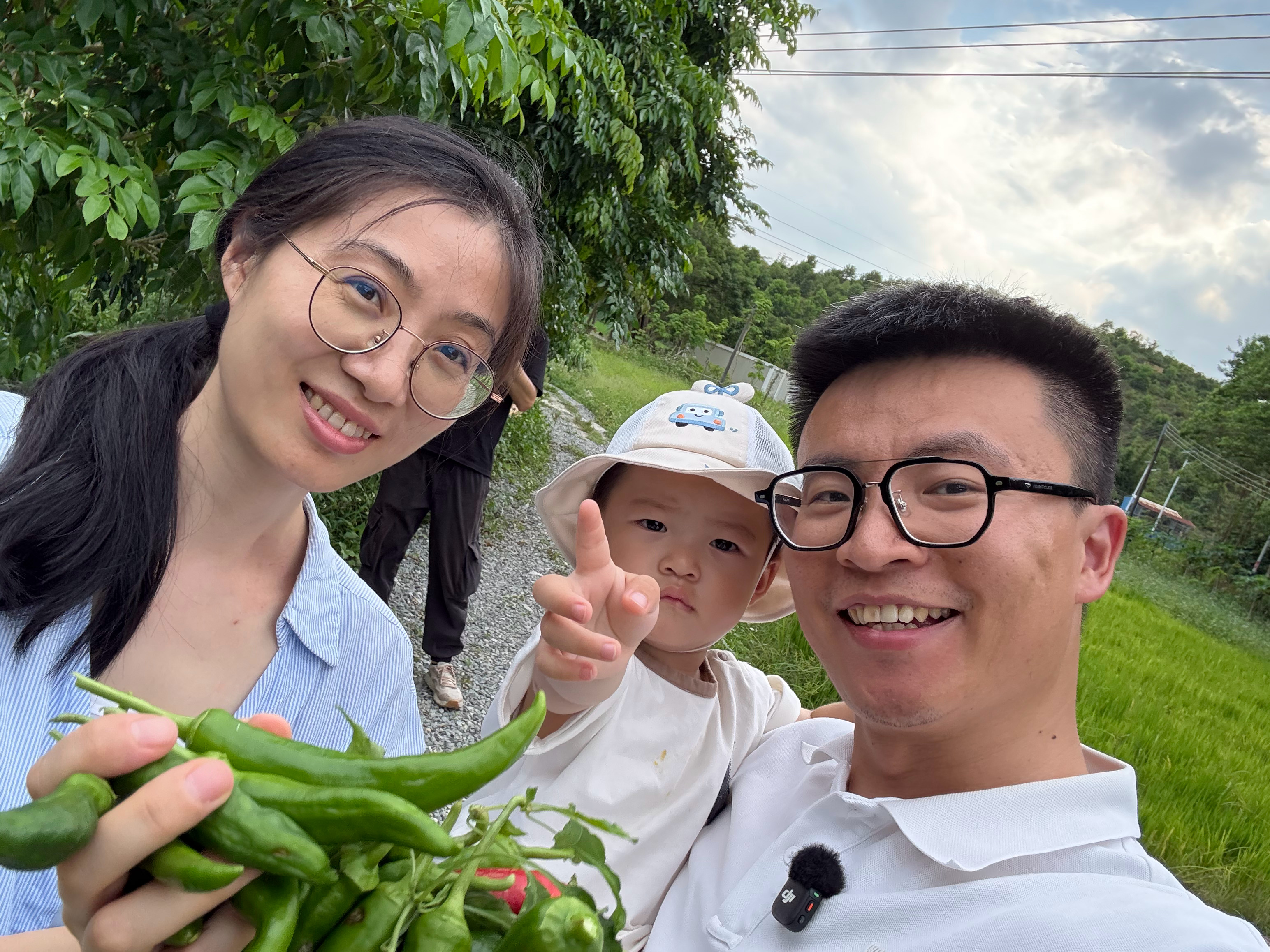 我打算做一个私享网页，可以在地图上点亮熊坞一家旅行的足迹、上传旅行的照片、记录旅