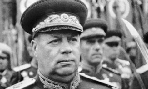 1985年，科舍列夫叛逃美国后在一处别墅内准备上厕所，这时门后潜藏多时的杀手突然