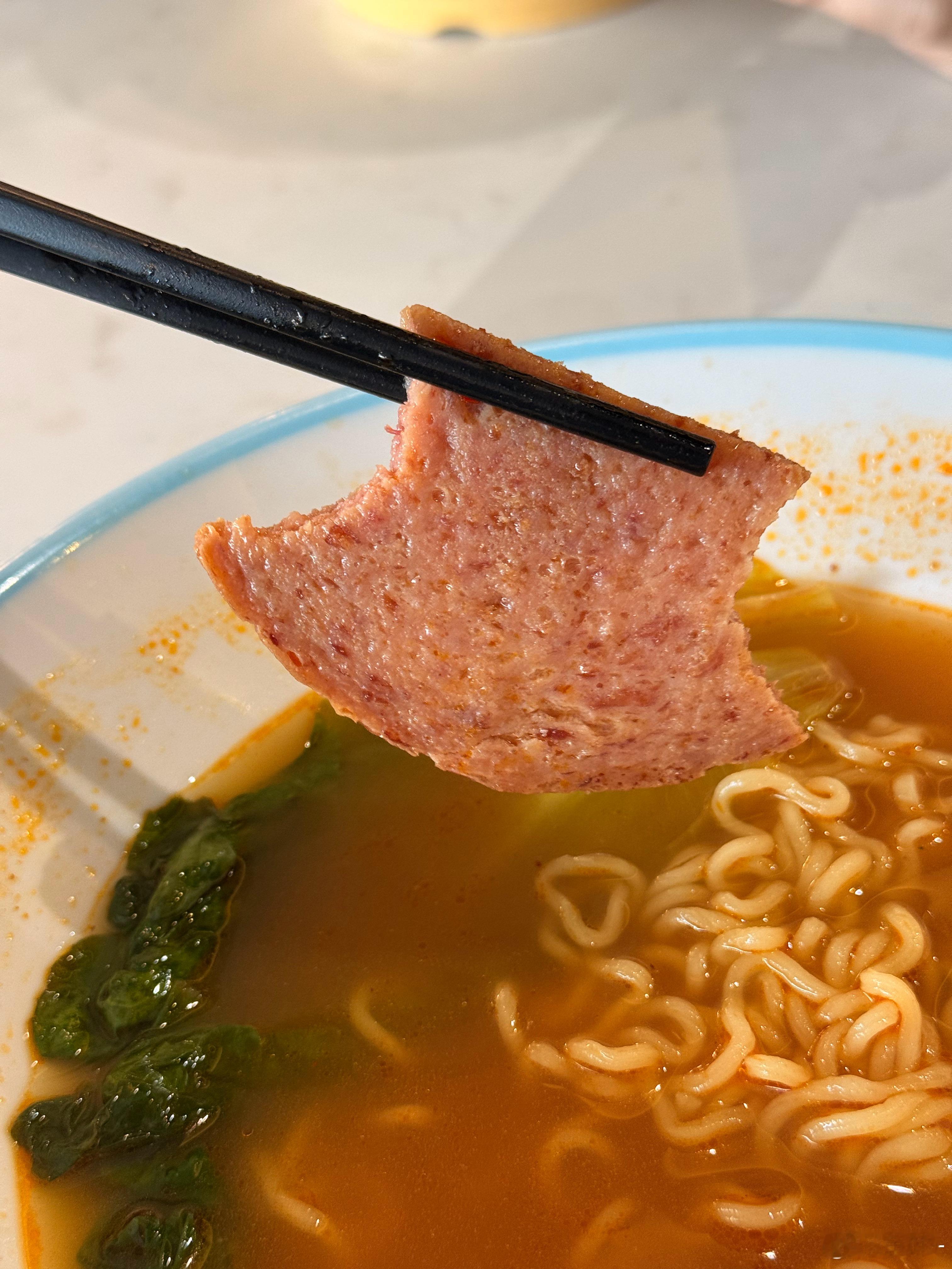 虽然这看起来可能很幼稚，但是请大家看我的午餐肉斧头 