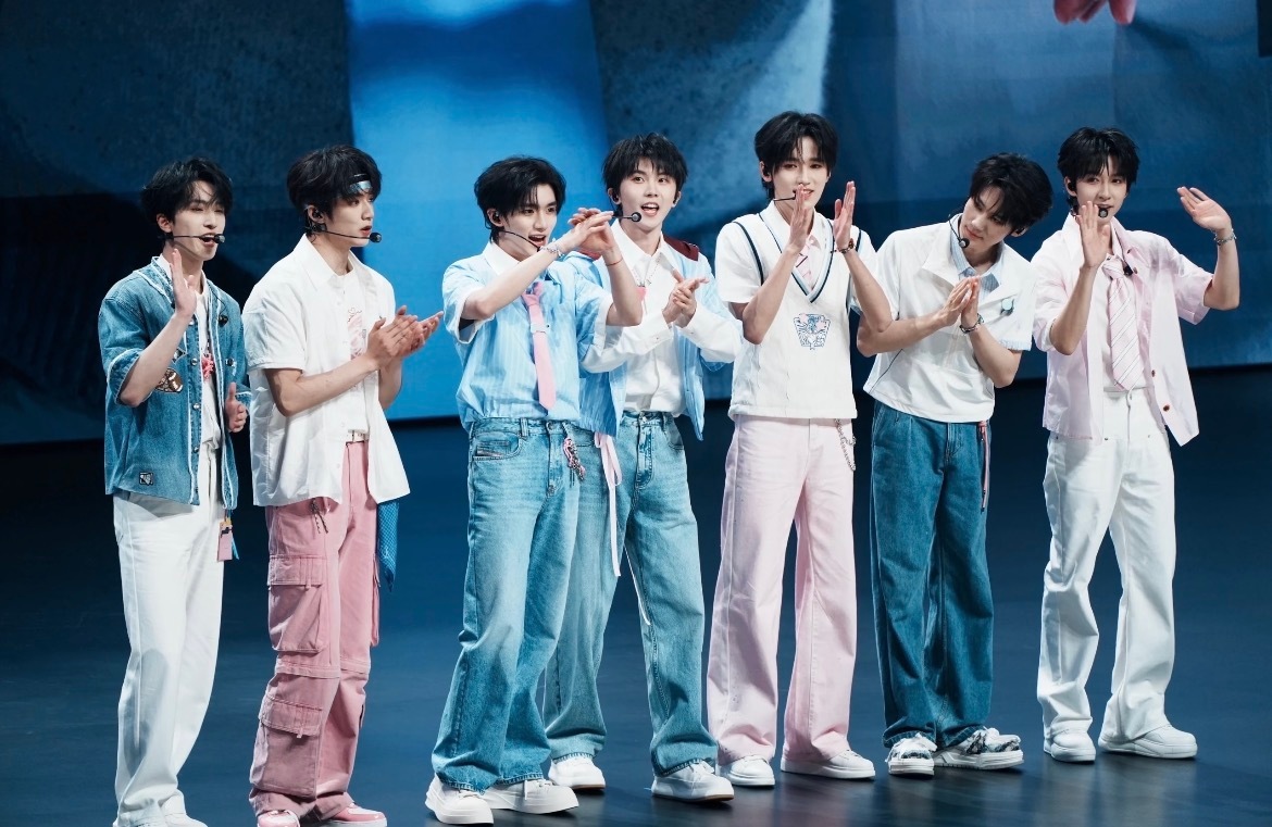 时代少年团涂鸦幕后看到时代少年团的随手涂鸦，有人随性乱画，有人认真勾勒，时不时互