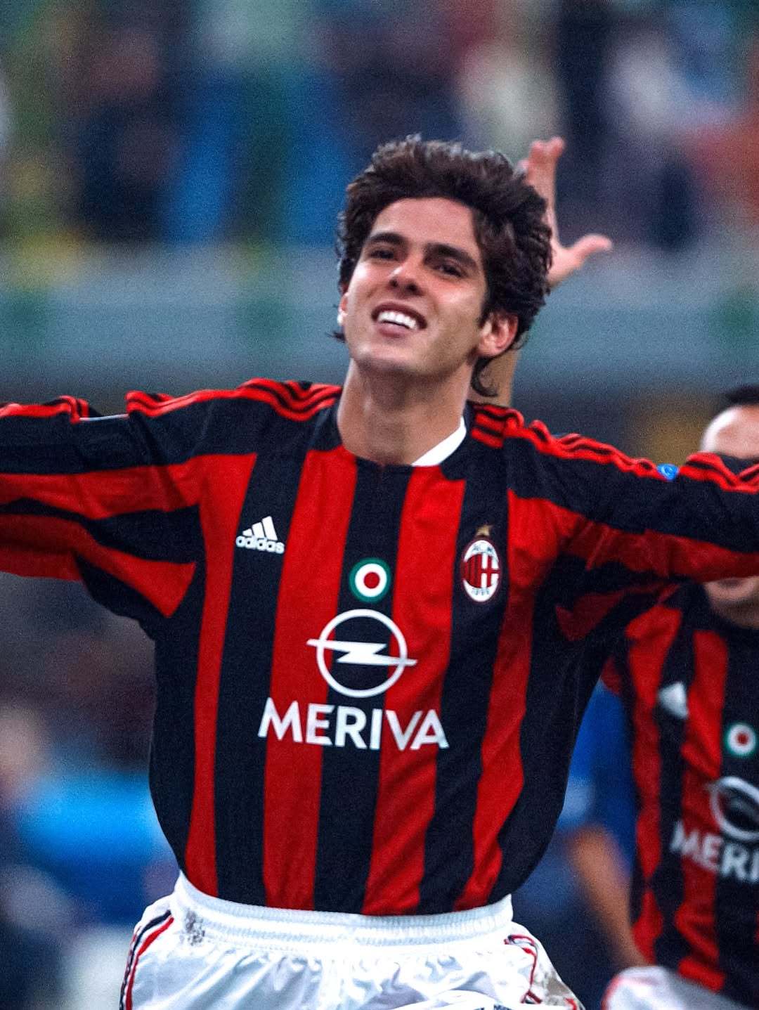 🔴⚫️ 回顾卡卡对阵国际米兰的那些经典名场面。如果今天能让卡卡复出踢一场米兰德