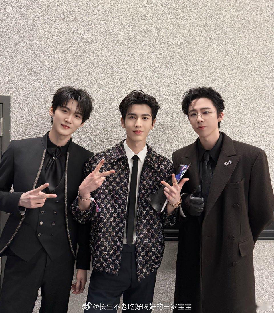 张凌赫晒与刘宇宁周柯宇合照太养眼了！期待逐玉和这一秒过火！ 