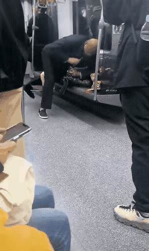 这么一暴光，不论地铁。
还是公交，不论有无人报警，警察都不可能装聋作哑，必须查，