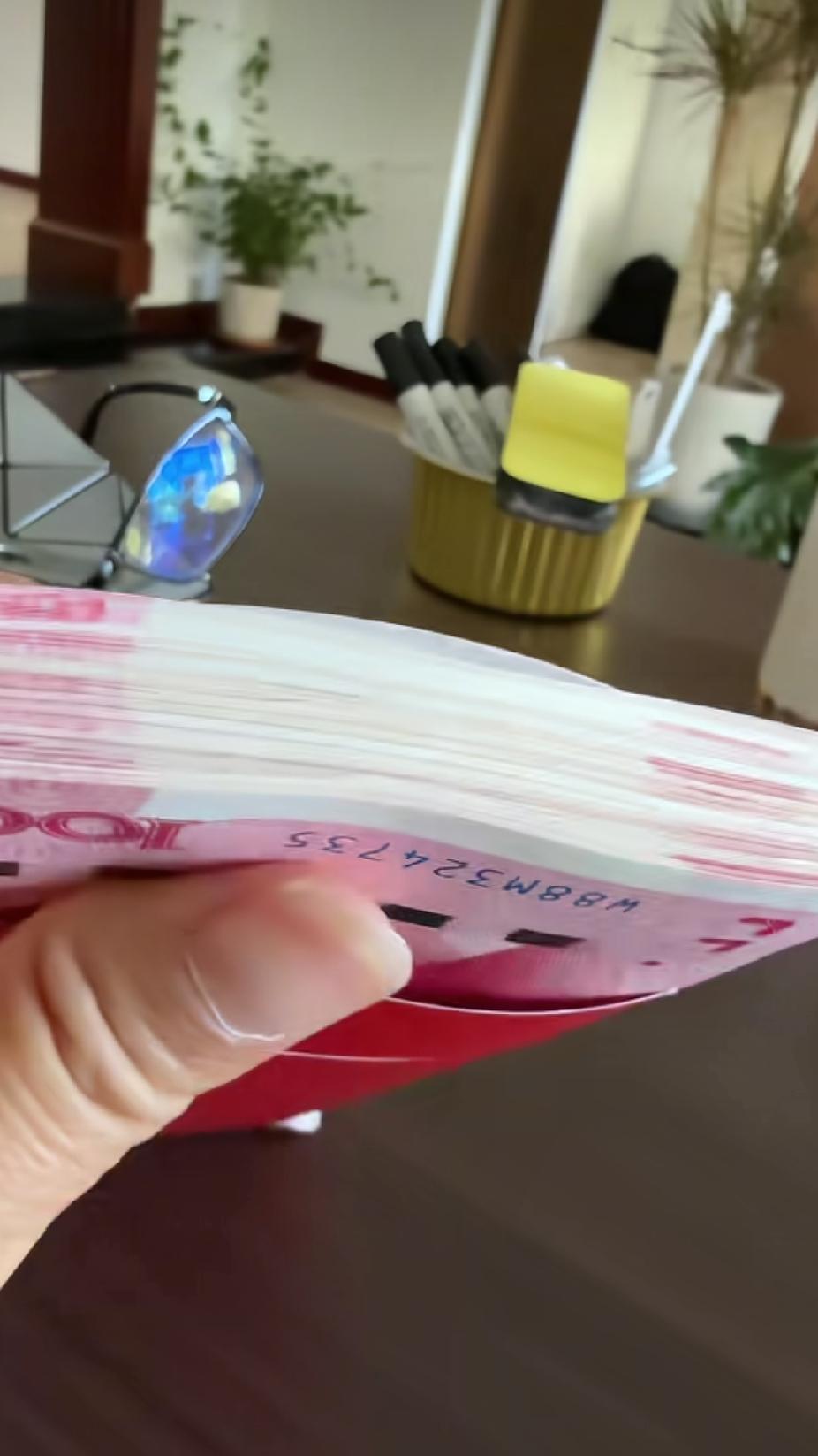女子回到家里，突然看见包里有一个红包，打开红包的瞬间，眼眶一热就泪流满面了。
