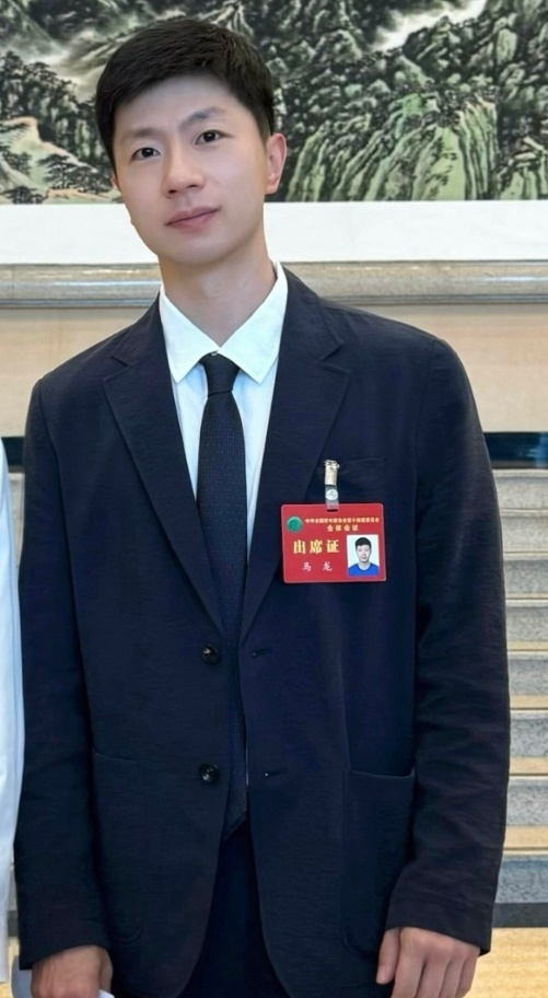马龙副主席真的很严谨不同地点不同会议的合影这角度一看是一毛一样的 ​​​
