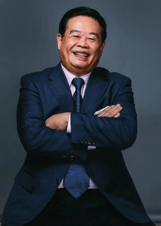 研究了一下曹德旺这个人
查了之后，终于恍然大悟了：
选儿子接班早有伏笔

别再传
