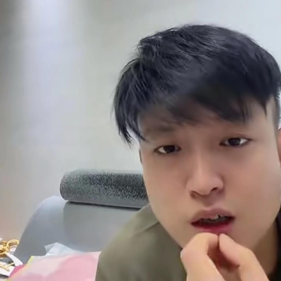 小松讲述老丈人家的情况，小松说秋秋的娘家一家人，老丈人哥七个，加上一个姐姐是从外