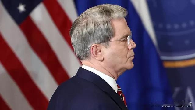 美国财长贝森特表示，不排除美军会与国际联盟一起在霍尔木兹海峡为油轮护航，但他没有