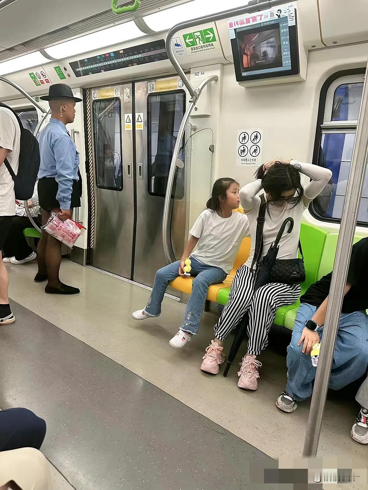 北京地铁14号线张郭庄站，一位打扮时髦的大哥，成功吸引了同车厢乘客的目光，这也太