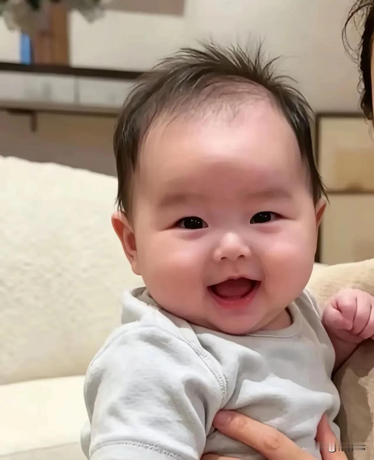 汪宝儿5个月会喊“很帅”‼️马筱梅素颜抱娃引热议🔥🔥
马筱梅抱着儿子对镜互动