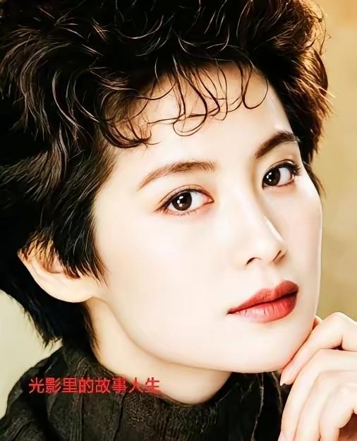 太颠覆认知！爆红女星巅峰期不接广告捞金，反倒砸千万开戒毒所，甘愿踩圈内没人敢碰的