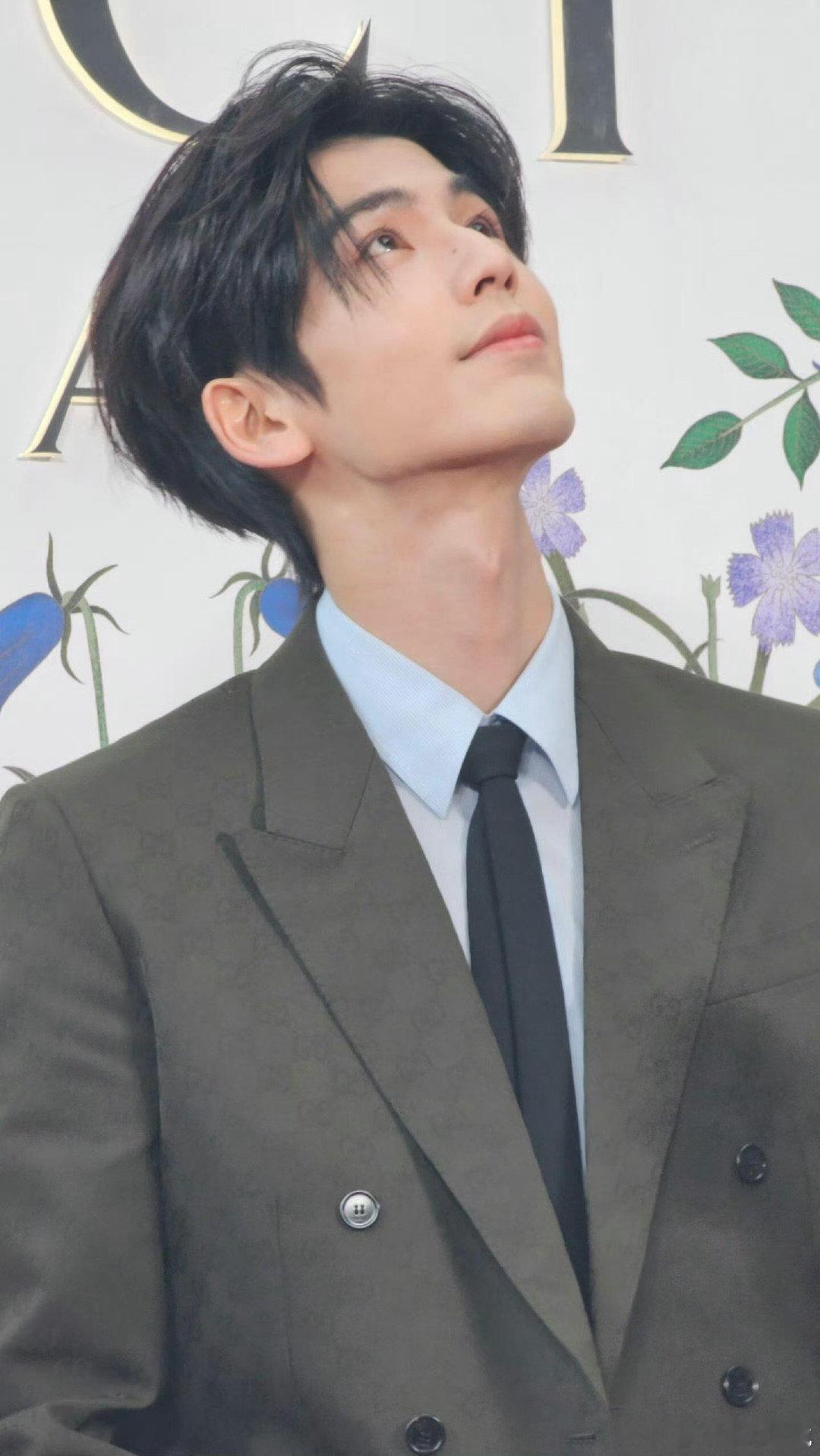 张凌赫三亚活动 现场人好多但他超有耐心！穿件简单的蓝色外套，跟粉丝说话时声音轻轻