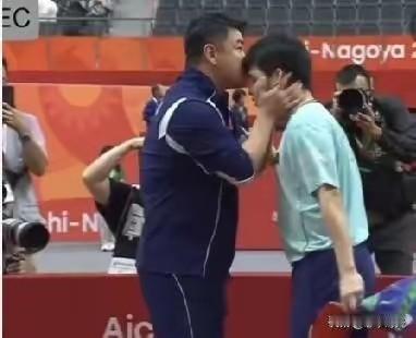 赢球后亲额头，常见。亲完额头之后，林诗栋自己上前，依次和场边领导、教练握手，这事