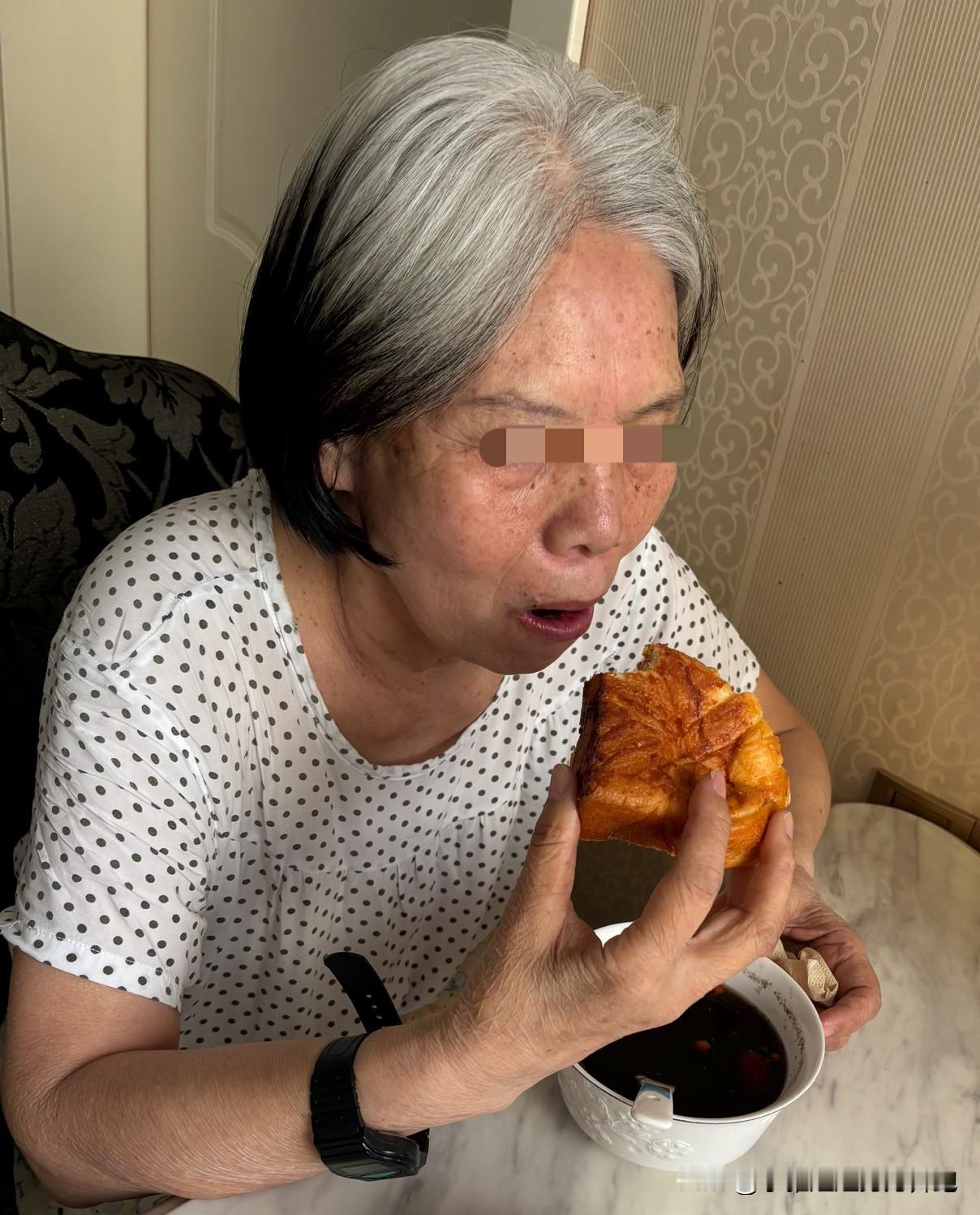 一碗汤羹暖人心，岁月静好缓缓长。自从妈妈来到我的小家之后，我通常都是6点就起床，