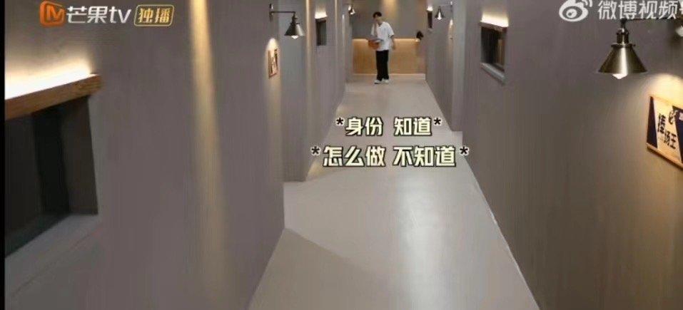 #严屹宽说胡夏像卖包的# 胡夏背着包包的样子萌翻众人，严屹宽的调侃更是一绝。哥哥