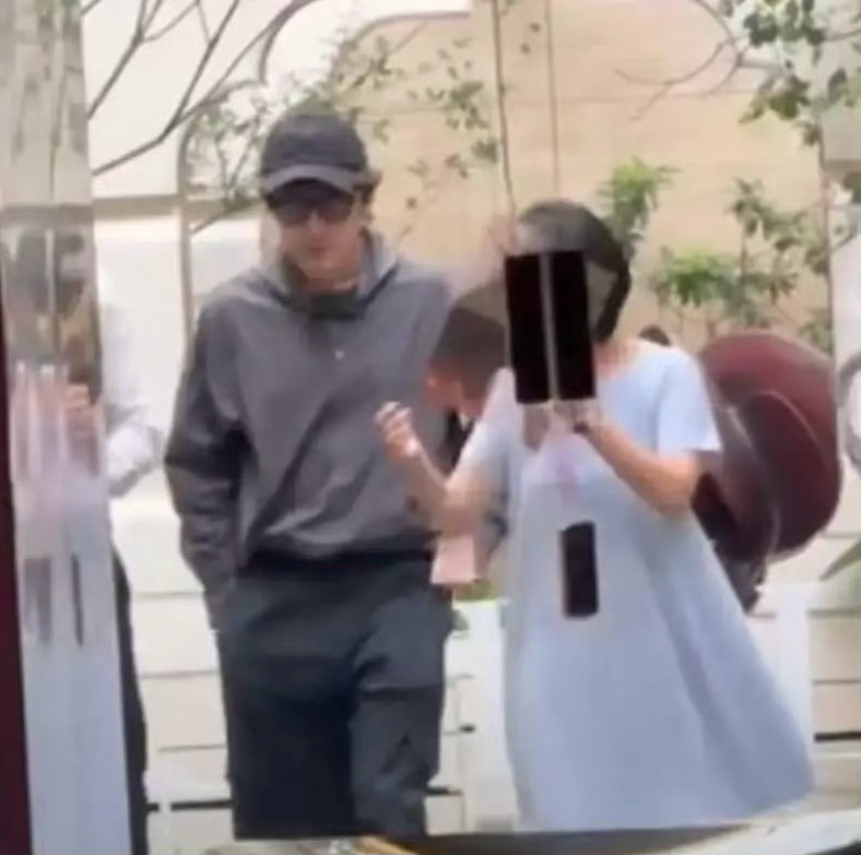 胡歌老婆这是准备二胎了吗？[思考][思考][思考]胡歌带老婆上海看房 ​​​