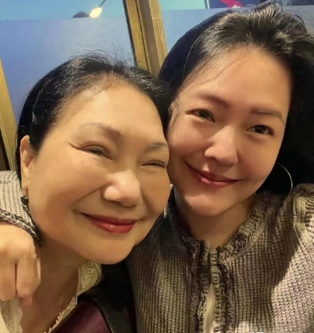 大 S 离世后，母亲黄春梅对着镜头哭诉，女儿生前明明许诺留房给自己养老，可因为没