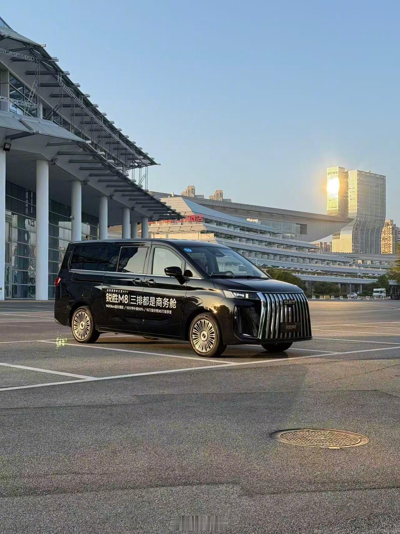 好像很久没坐过第三排有扶手的车今天厦门试锐胜M8，一台宜商宜货的MPV～内饰的豪