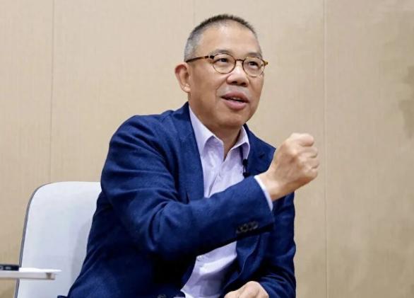 首富钟睒睒又捐了9个亿。

提起钟睒睒，很多人第一反应是农夫山泉，但其实他手里还