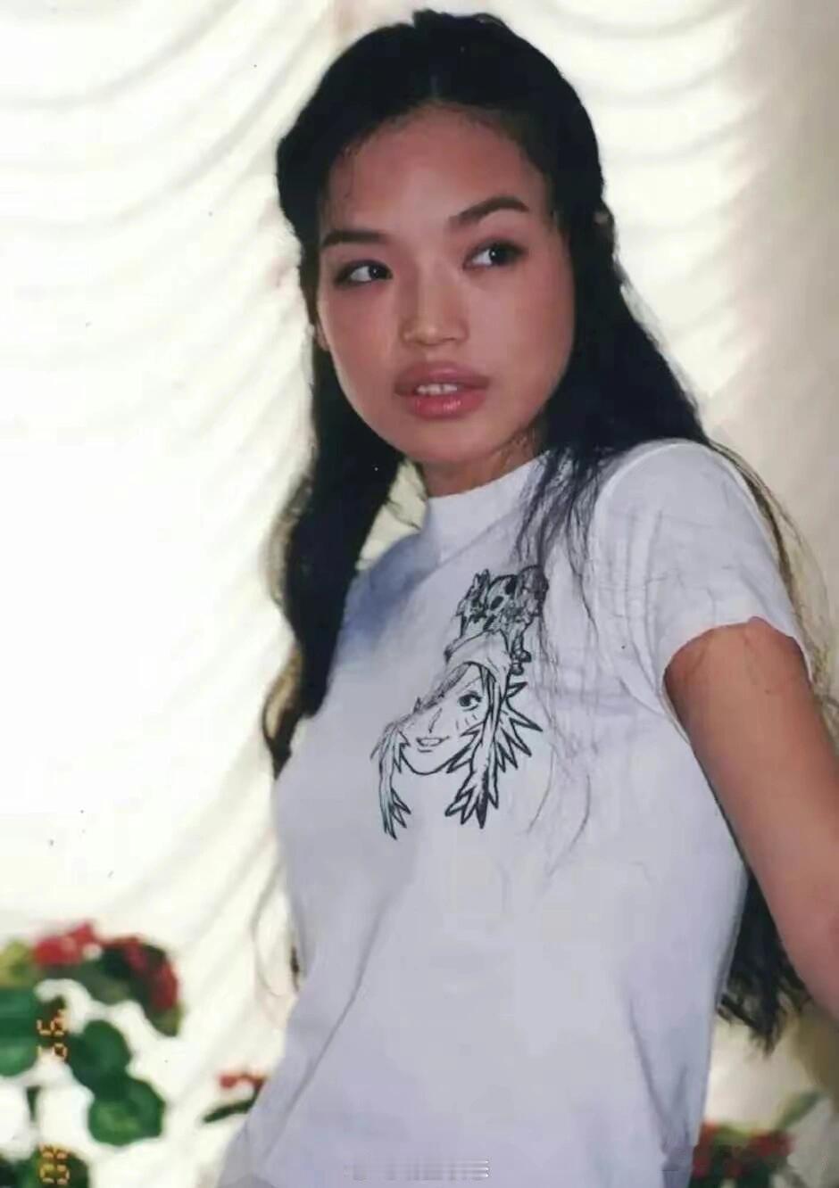 舒淇18岁时因嘴唇厚被人指责难看，而今却美得令人窒息！有人怀疑她是否做了医美。医