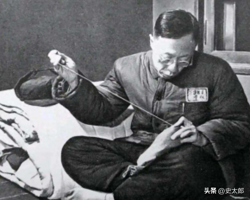 1950年，正在接受改造的溥仪听说中国要出兵援助朝鲜，突然找到看守，撕开自己的棉