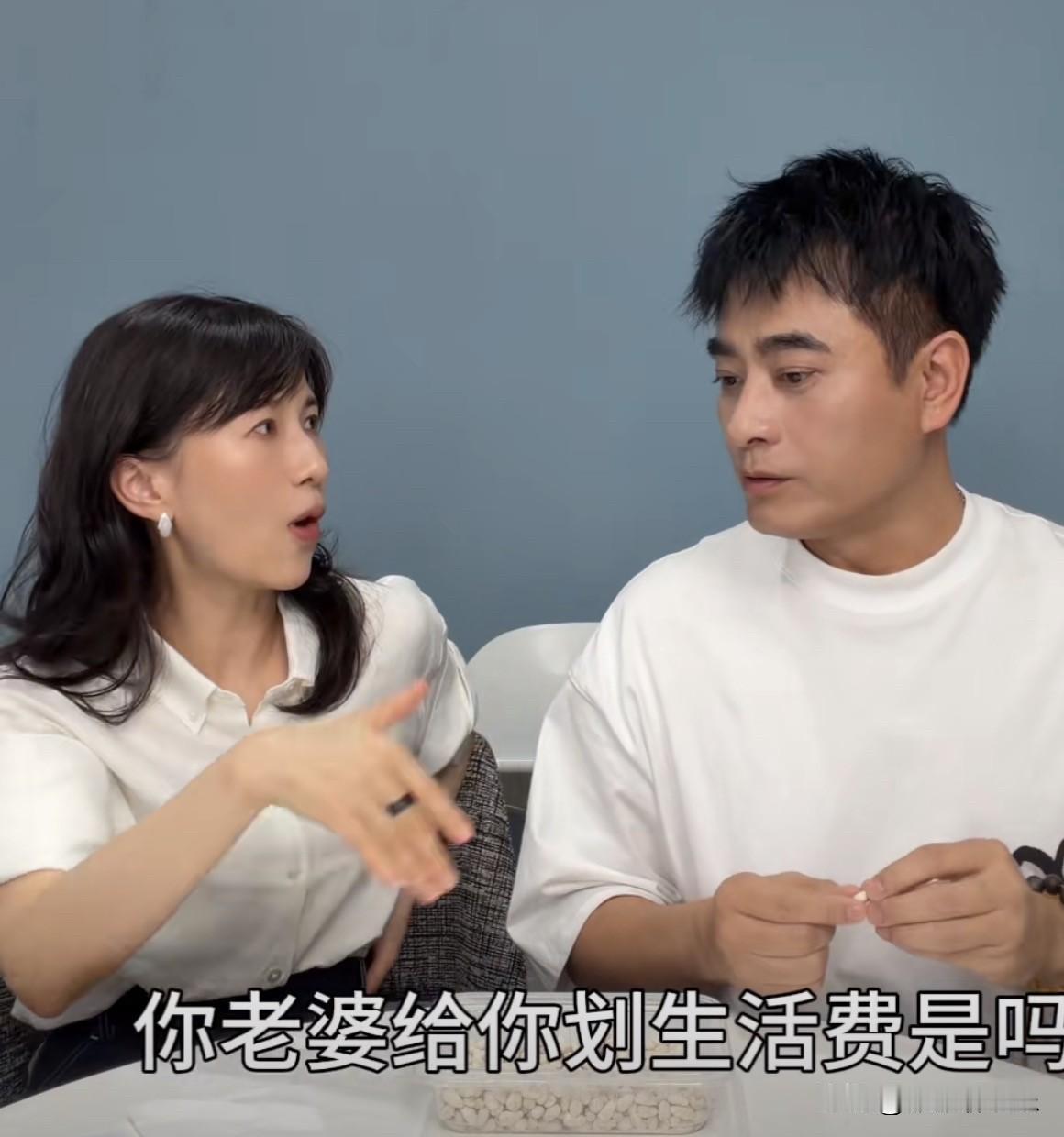 Papi酱问陈龙：“你是每个月你老婆给你划生活费吗？”

陈龙：“我先划信用卡，