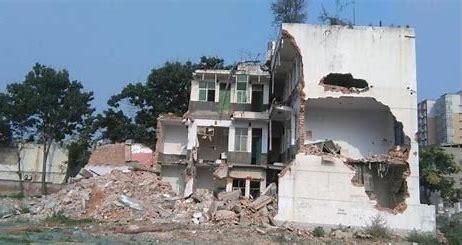 “这就是强拆的悲剧！”河南，男子的家遭到强拆大队强拆，男子试图阻拦，却遭到强拆大