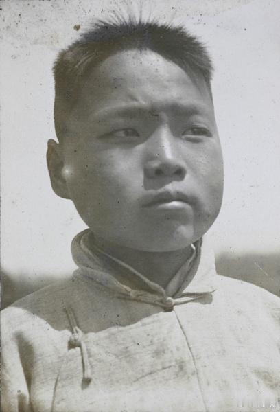 一个男孩的肖像，1925年 ​​​