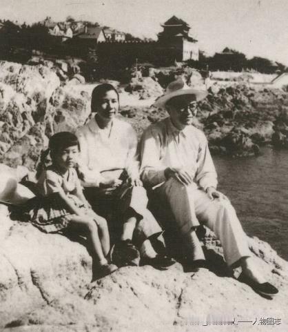 张闻天、刘英携小倩在青岛海滨(1963年)。