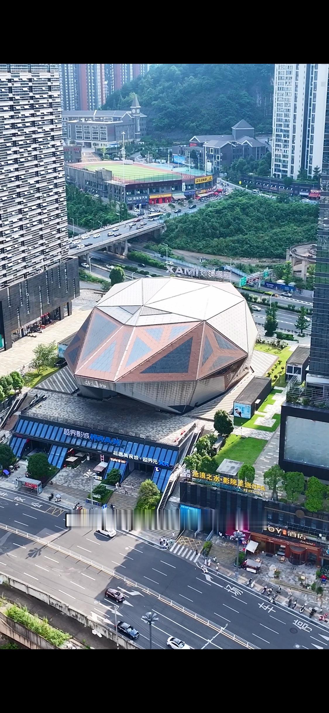 眼前这座酷似机甲一样的建筑，就是全中国最好的电影院，总造价1.5亿，里面拥有亚洲