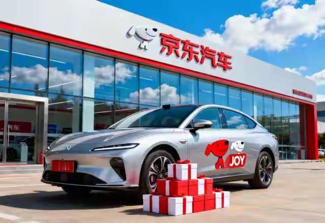 京东”俩字突然贴在了一辆真车上，不是玩具，不是PPT，是能在北上广街头挂着临牌等