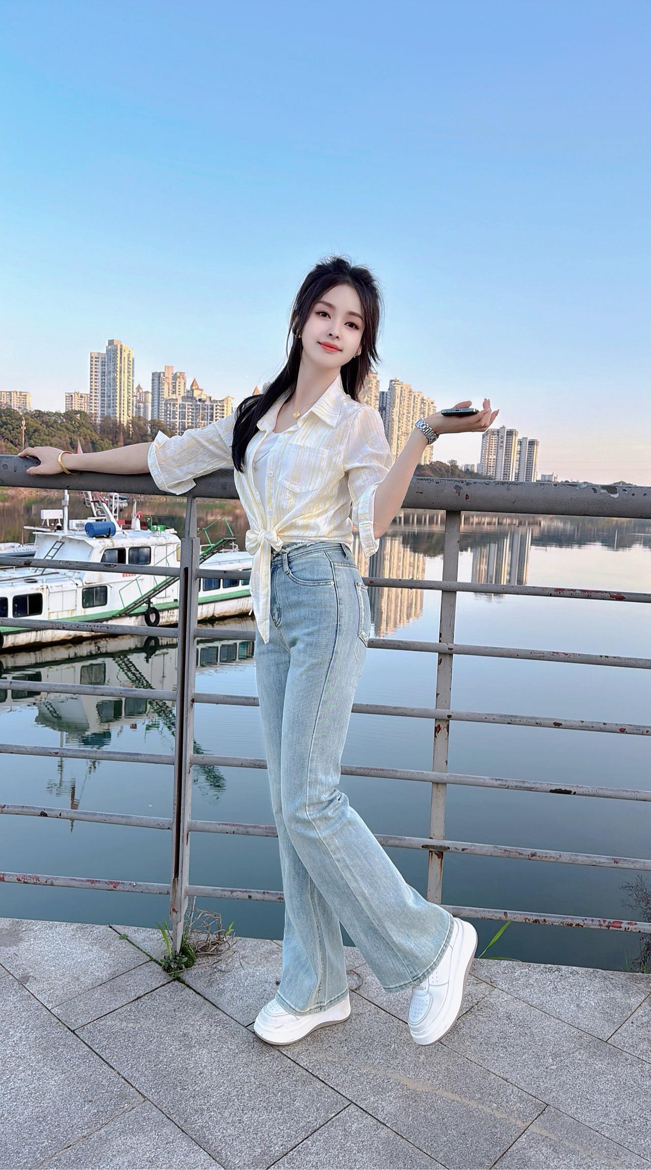 “风景本不惊艳，只是回忆加了分,
    人性本不难辨，只因执念乱了心”情感简约