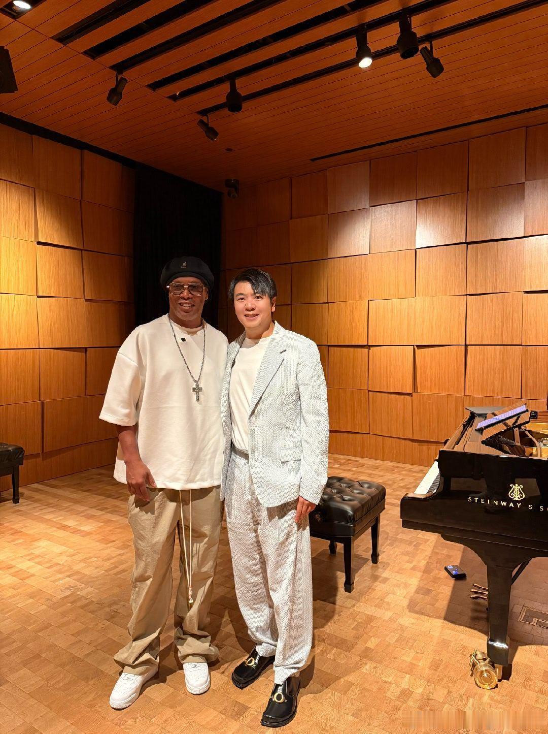 郎朗小罗梦幻同框 郎朗在录音室和罗纳尔迪尼奥合影出圈，乐坛与足坛两大传奇难得碰面