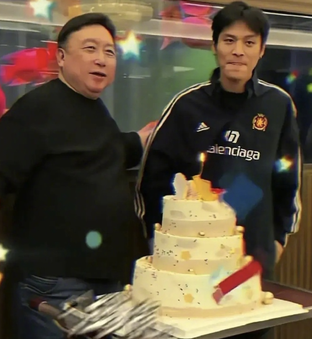 疯狂小杨哥露面小杨哥参加王晶生日会 Mark一记，这是找王晶背书了哇？以后再看到