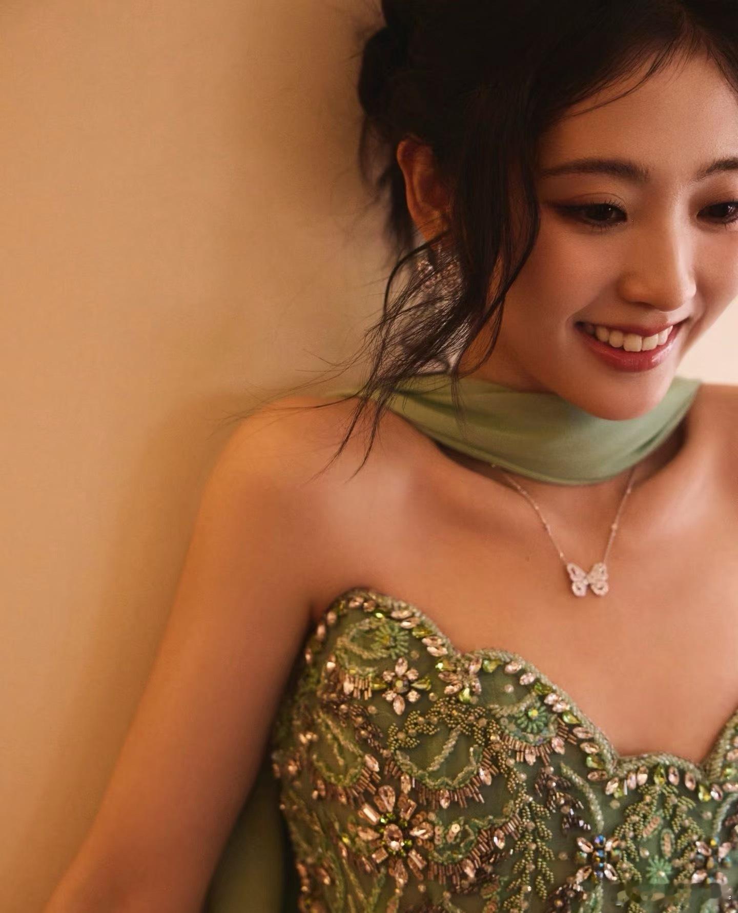 邢菲徐方舟恋情救命…邢菲刚凭《生万物》转型成功就曝恋情？姐姐事业爱情两手抓！ ​