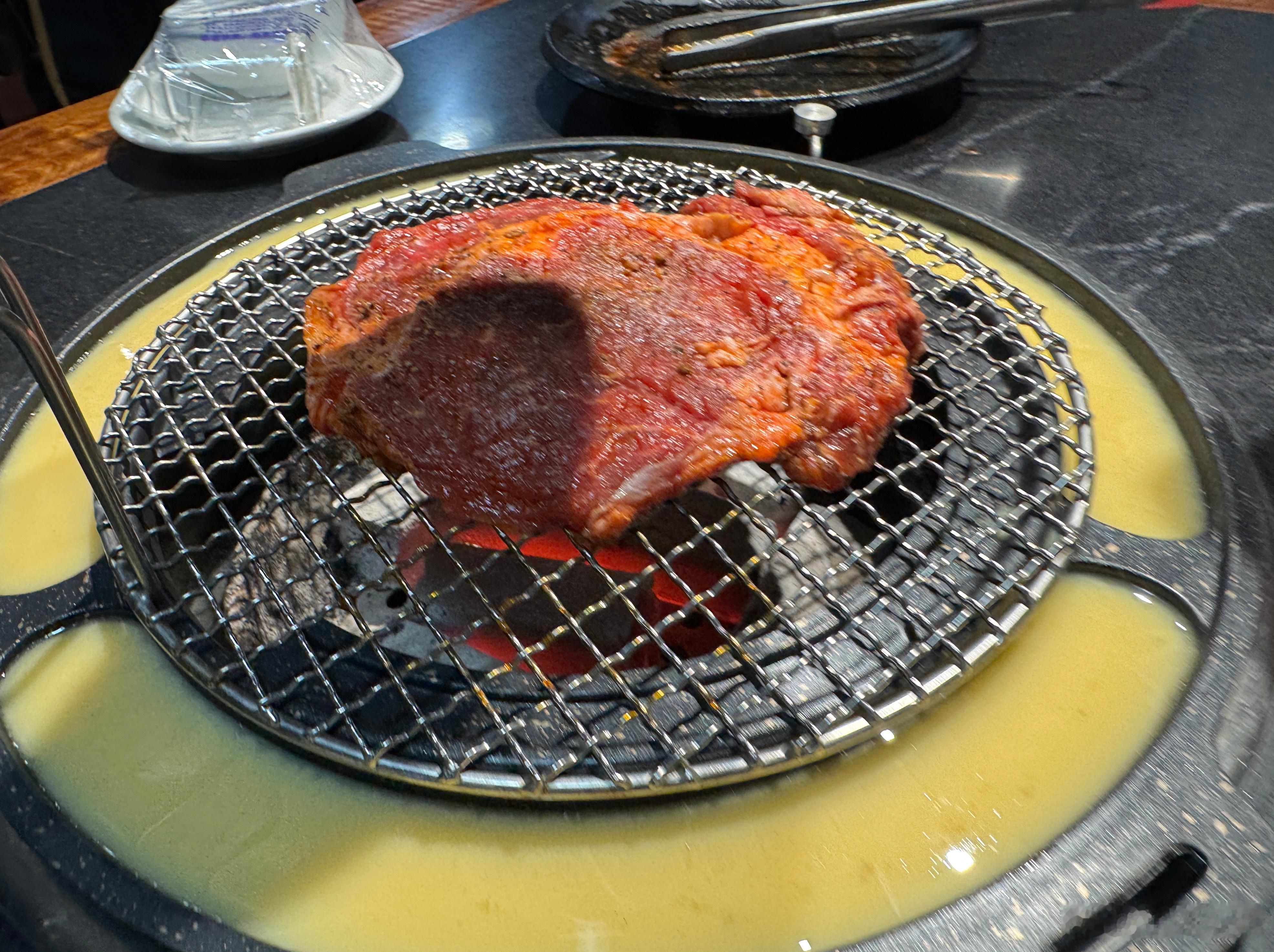 中间这烤肉38一份，炒鱿鱼32一只，这物价怎么样  ​​​