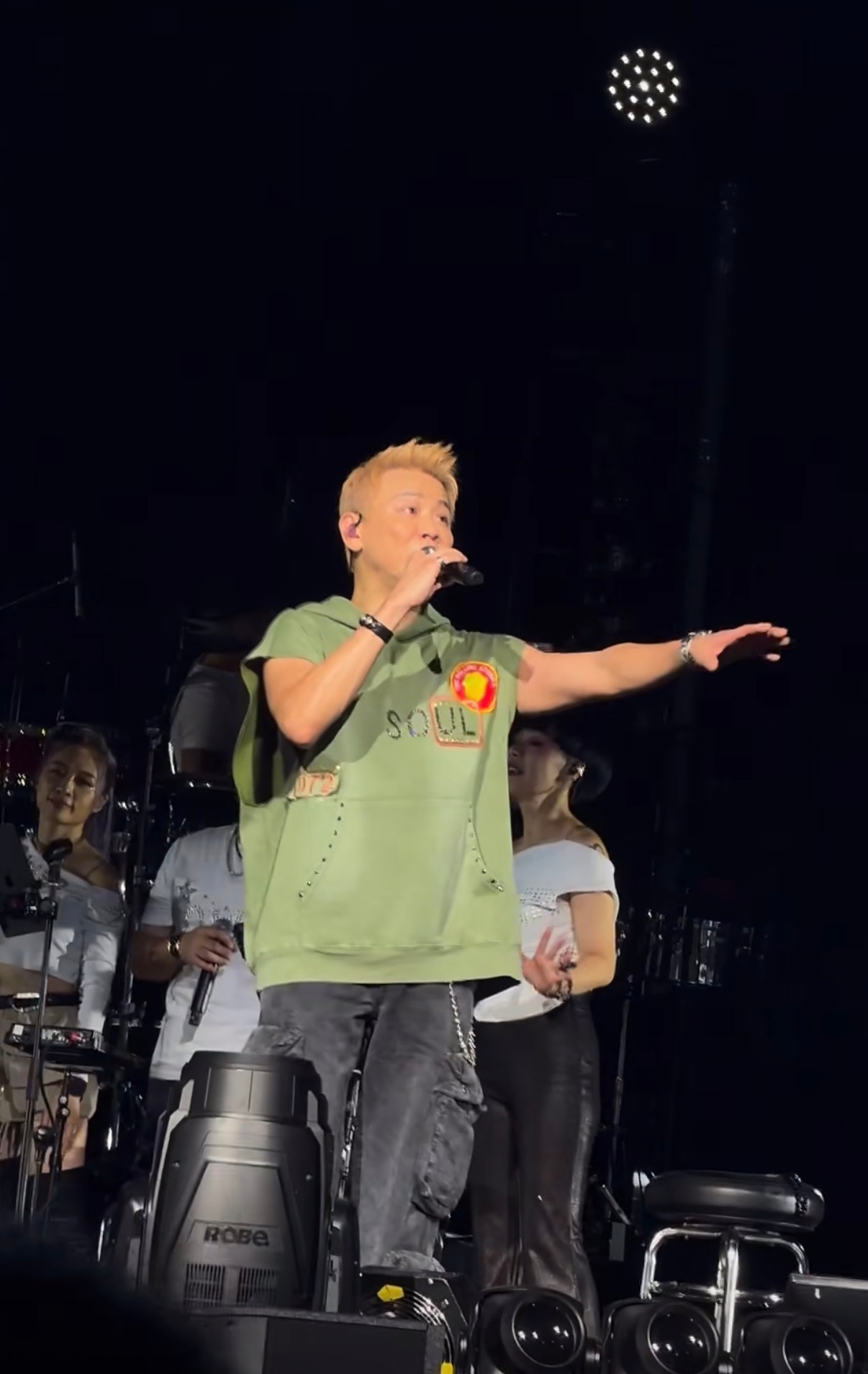 这是陶喆不是猕猴陶救命！你这演唱会造型是要把水果摊搬上舞台吗？绿背心配黄毛，这猕