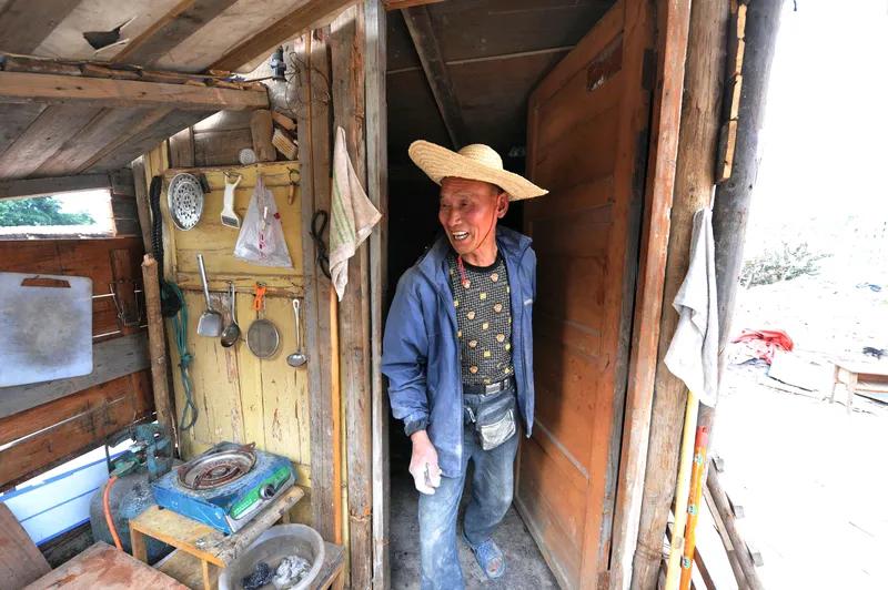 无题
农村老汉不一般，
忘带钥匙把墙翻。
虽然年龄有点大，
返老还童成笑谈。