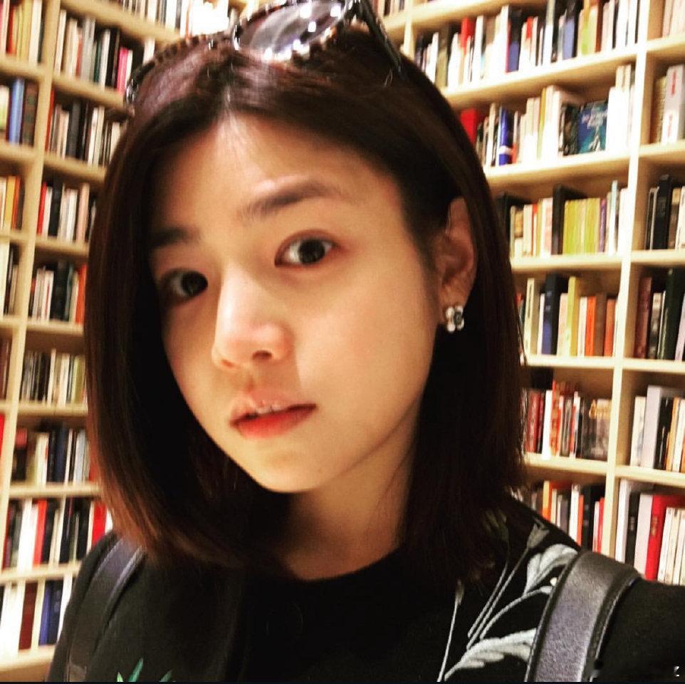 狙击蝴蝶怎么会有陈妍希这么美好的女人她真的好甜好爱笑面相也很好，一看就是很好相处