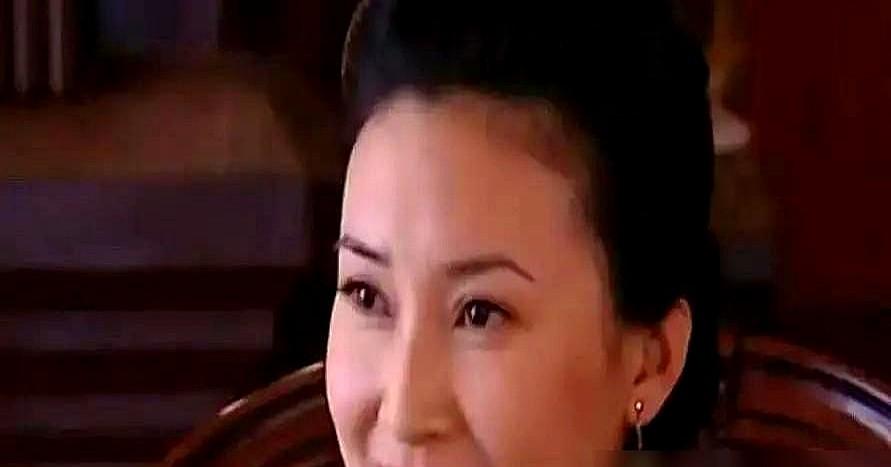 重看《金粉世家》才懂，最狠的不是冷清秋，而是那个一声不吭的二姨太。

金家败落，