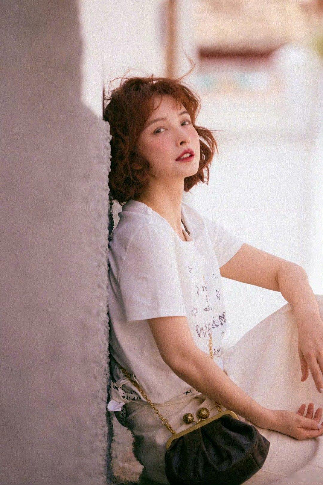 吴昕好有生命力的美 对比早期的吴昕，如今的她少了些青涩，多了些从容。从青涩少女到
