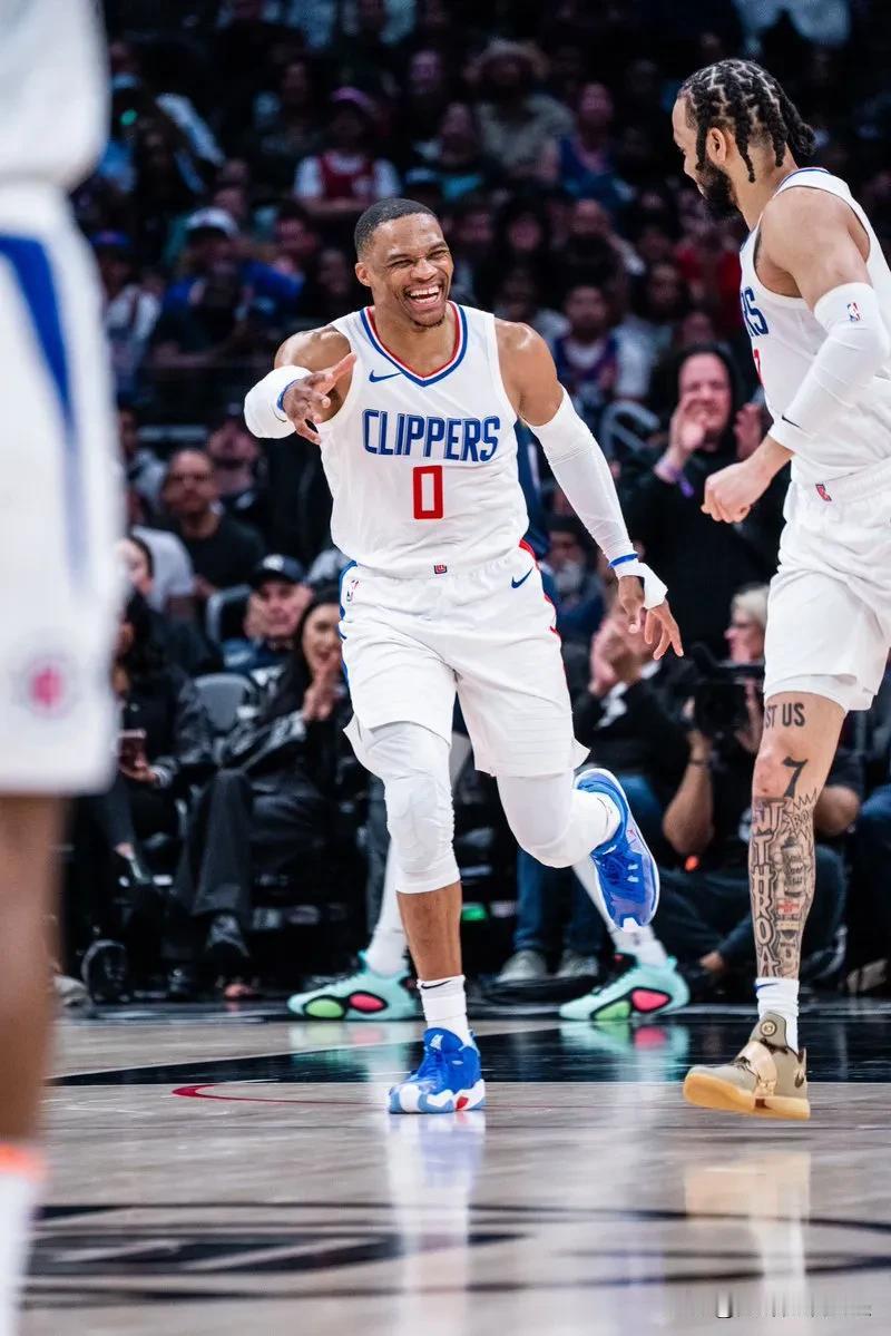 拉塞尔·威斯布鲁克对阵菲尼克斯太阳队

16 分
15个篮板
15次助攻
2 抢