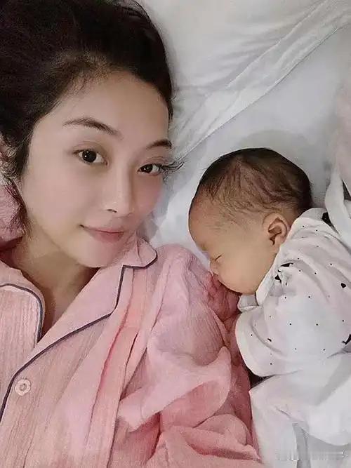 她不结婚，花50万去泰国买英国名校男的精子，生下三胞胎混血宝宝，当年被全网骂自私