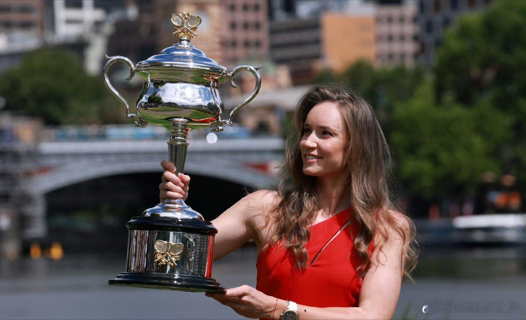 娜娜红衣，青春靓丽，莱巴金娜冠军写真如何莱巴金娜首夺澳网冠军网球talking大